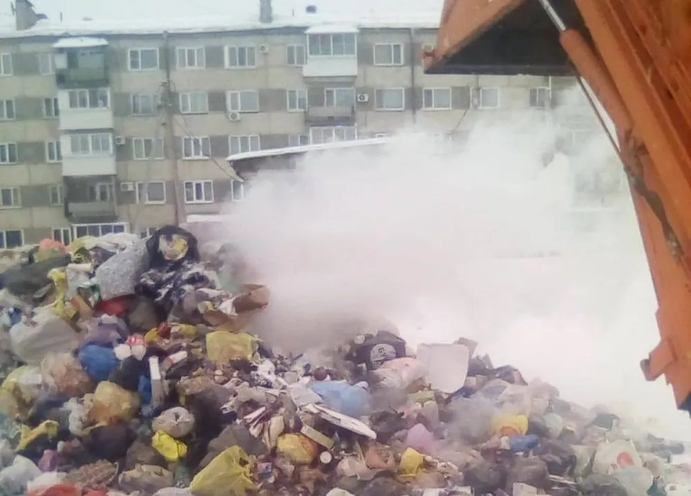 С пожаром в мусоровозе пришлось бороться рабочему в Биробиджане