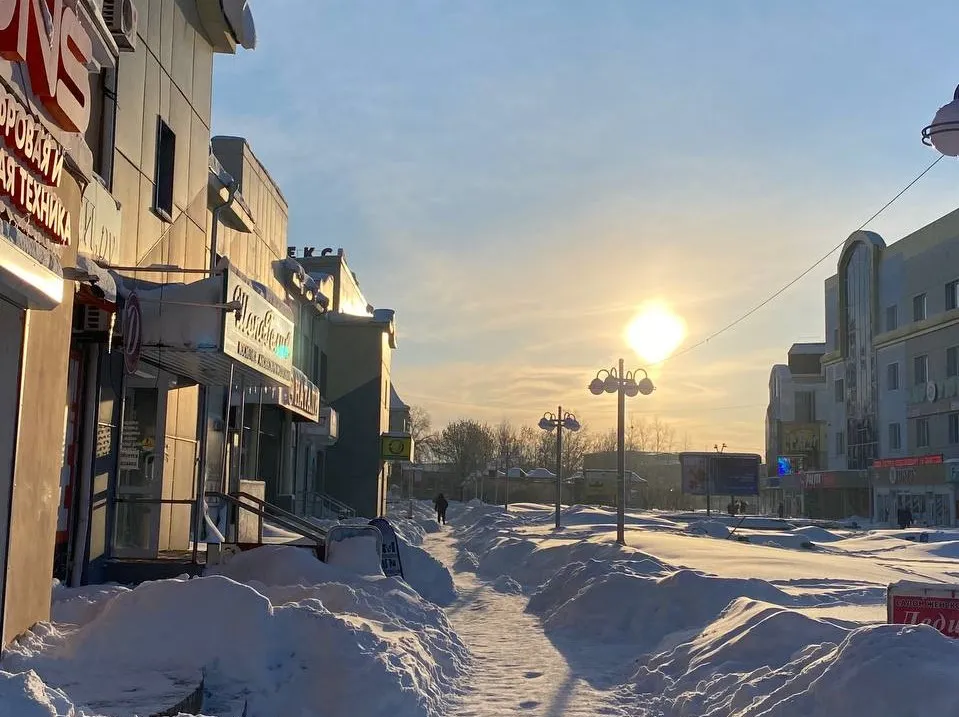 Вывозят снег с Арбата коммунальщики в Биробиджане