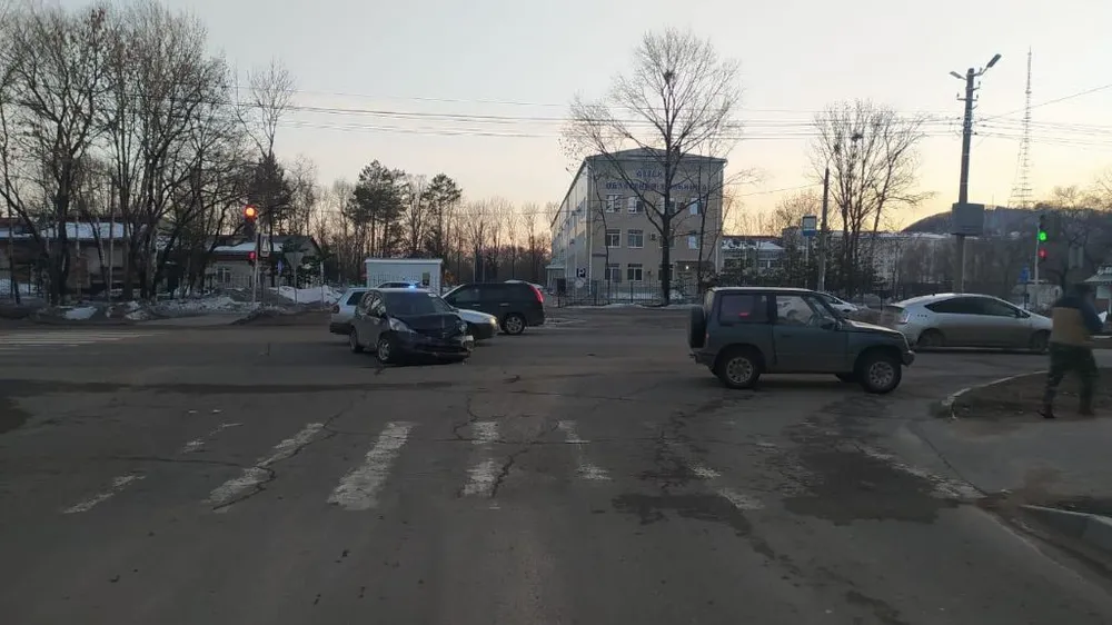 Помял авто, спровоцировав ДТП, таксист в центре Биробиджана