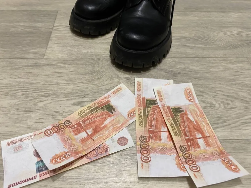 Обокравшего тысячу человек мошенника судят в Хабаровске