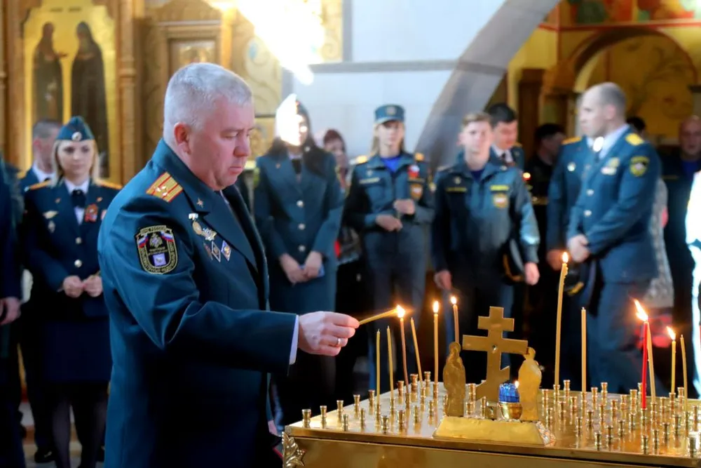 Молебен в память о погибших при исполнении долга спасателях МЧС прошел в Биробиджане