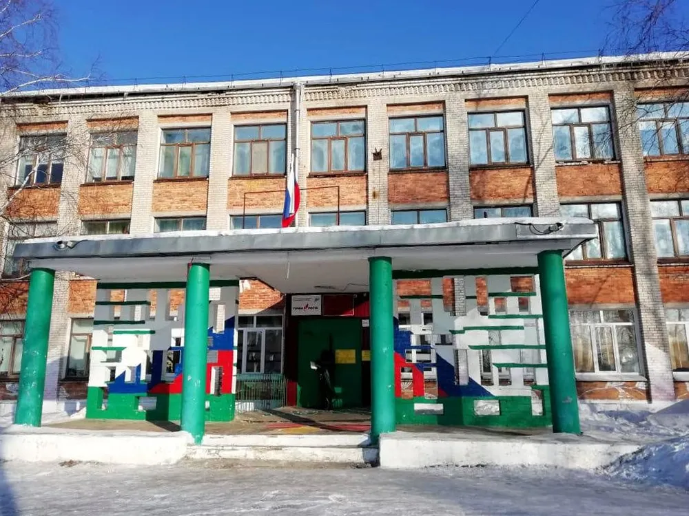 Школьники ЕАО будут начинать учебную неделю с гимна и флага РФ с 25 апреля