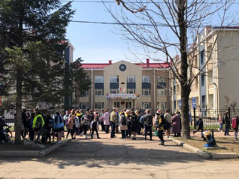 Искали взрывные устройства целые сутки специалисты в школах и детсадах Биробиджана