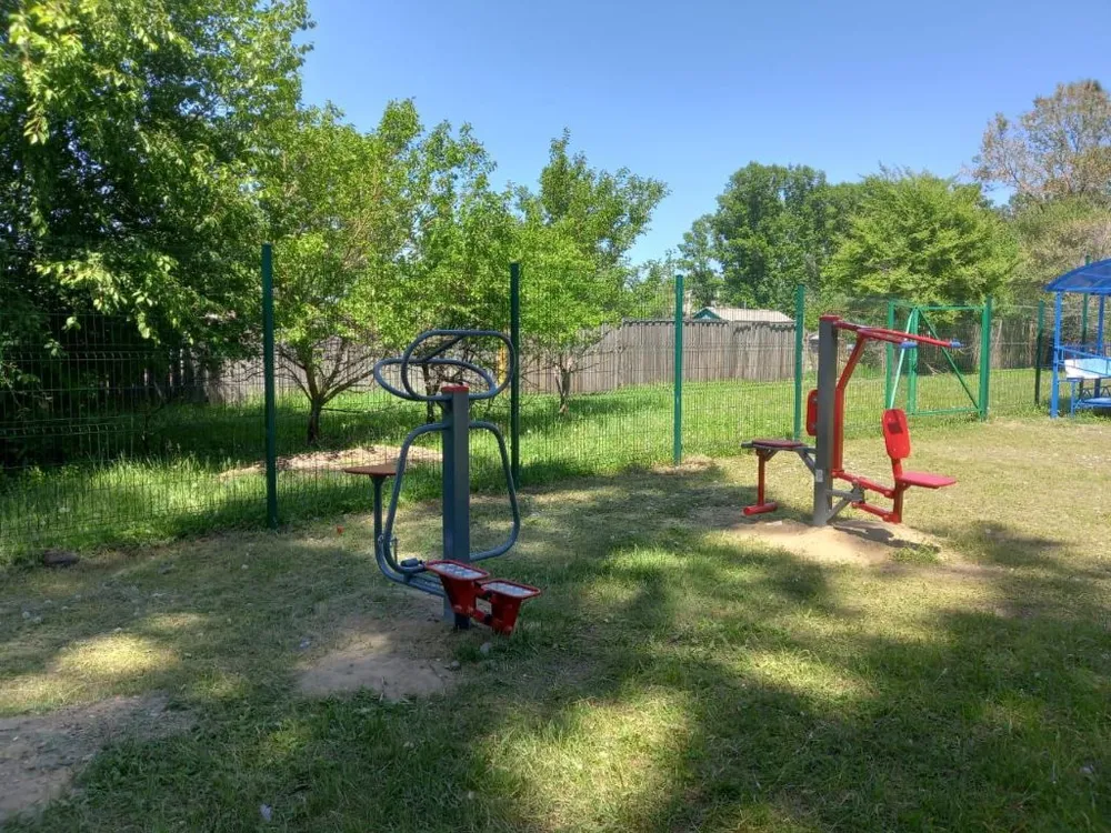 Новый дворовый тренажерный комплекс появился в селе Октябрьского района ЕАО