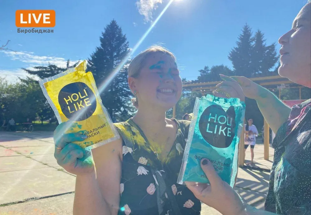 Разноцветные и счастливые - фоторепортаж с фестиваля красок Холи в Биробиджане