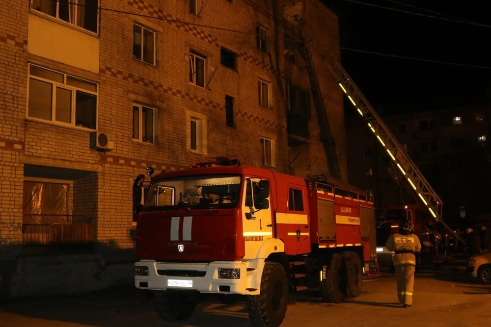 Пожар в жилой пятиэтажке среди ночи тушили огнеборцы в Приамурье