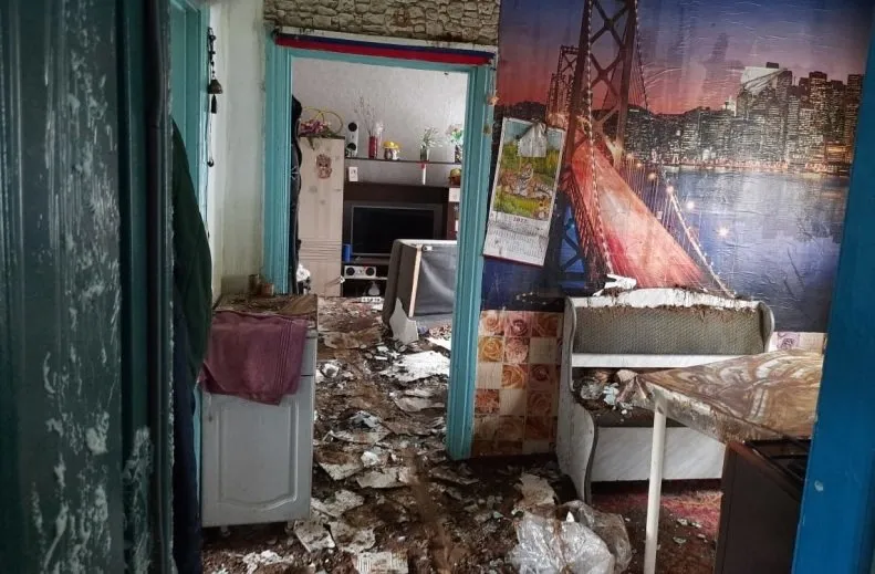 Спасли жилую «деревяшку» от пожара шесть огнеборцев в Биробиджане