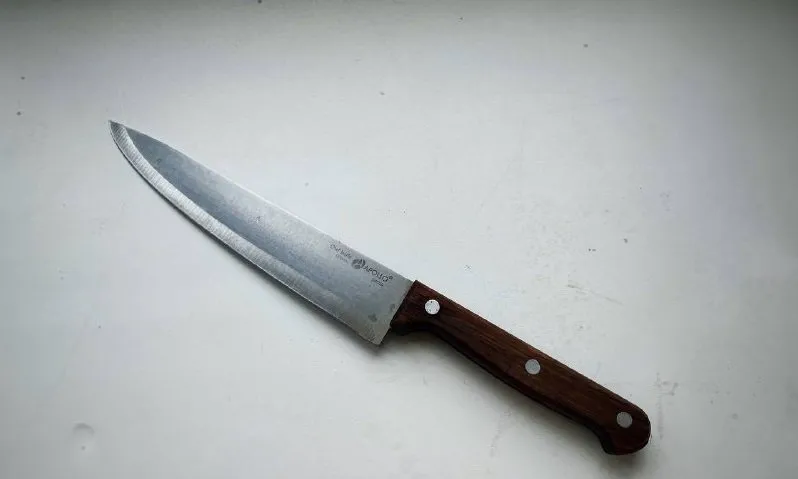 Порезала лицо приятелю и скрылась с места преступления жительница Приамурья