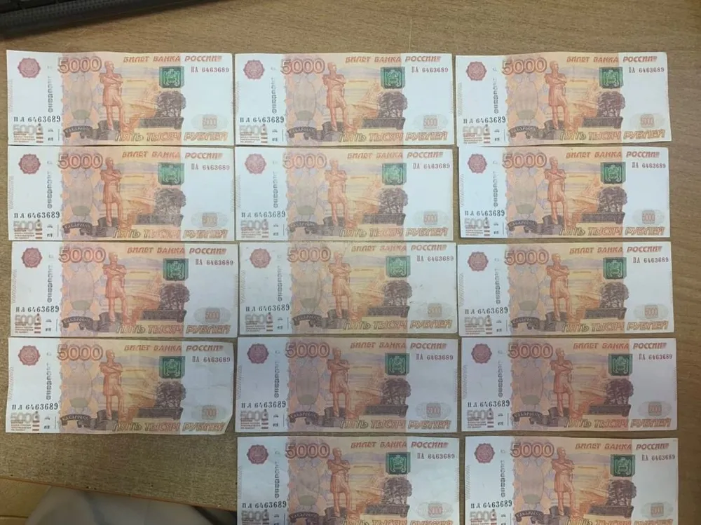 Подкладывал фальшивые купюры в кассу продавец в Хабаровского края