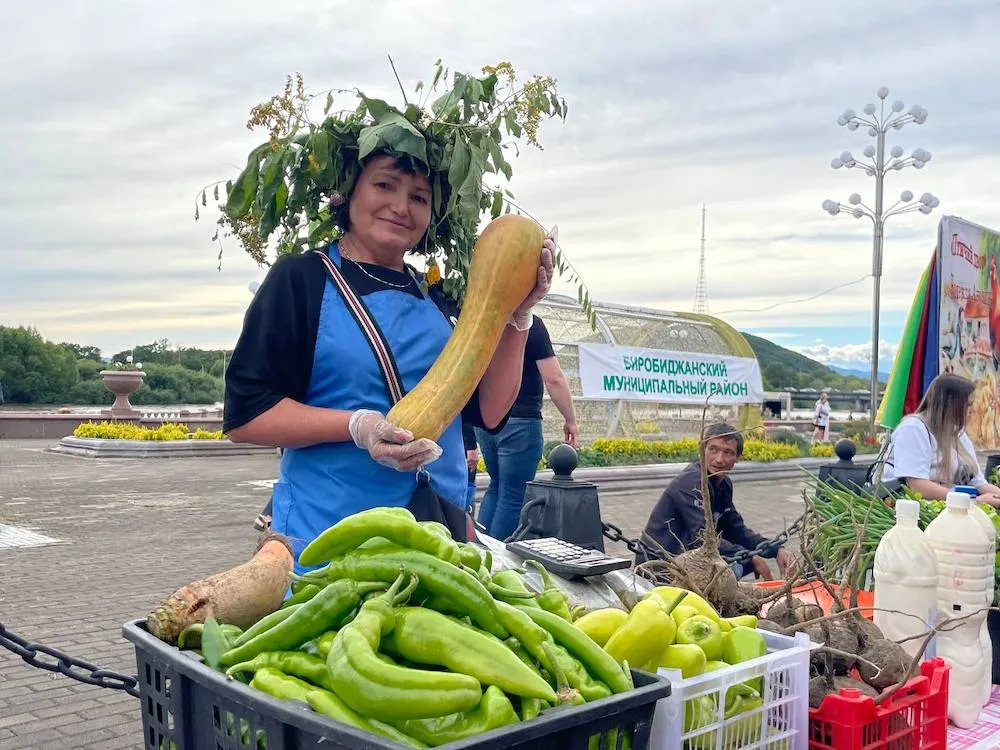 Молодёжная ярмарка «Агромол» работает сегодня на набережной Биробиджана до 20.30