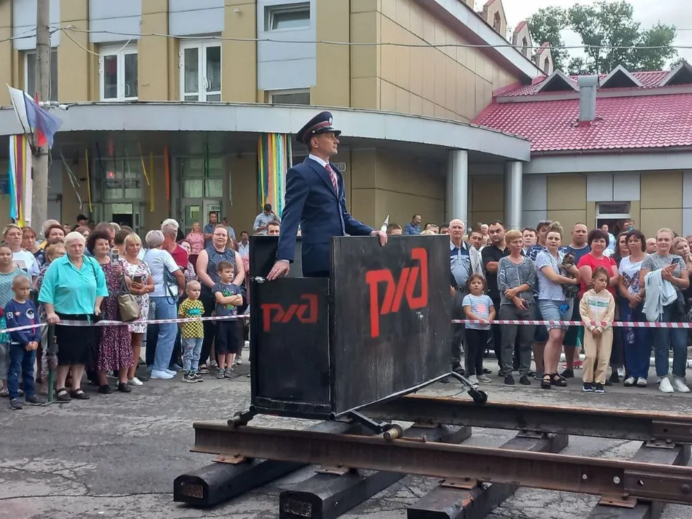 Грандиозная инсталляция поразила жителей ЕАО на празднике ко Дню железнодорожника