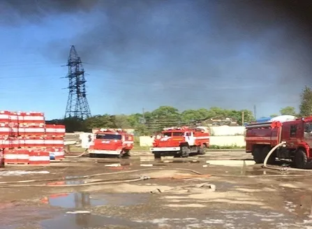 Пожарные ликвидируют возгорание на складе 2000 кв.м. в Хабаровском крае