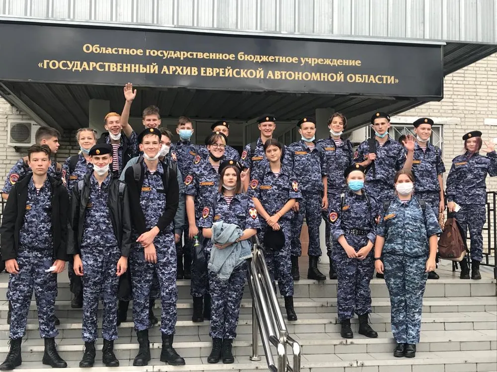 Торжественно вручили шевроны учащимся росгвардейского класса в Биробиджане