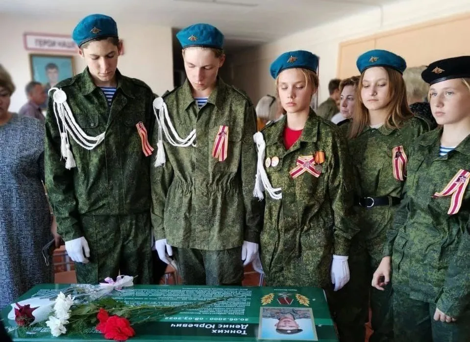 Имена защищавших Донбасс земляков увековечили на «Партах Героя» в школах ЕАО