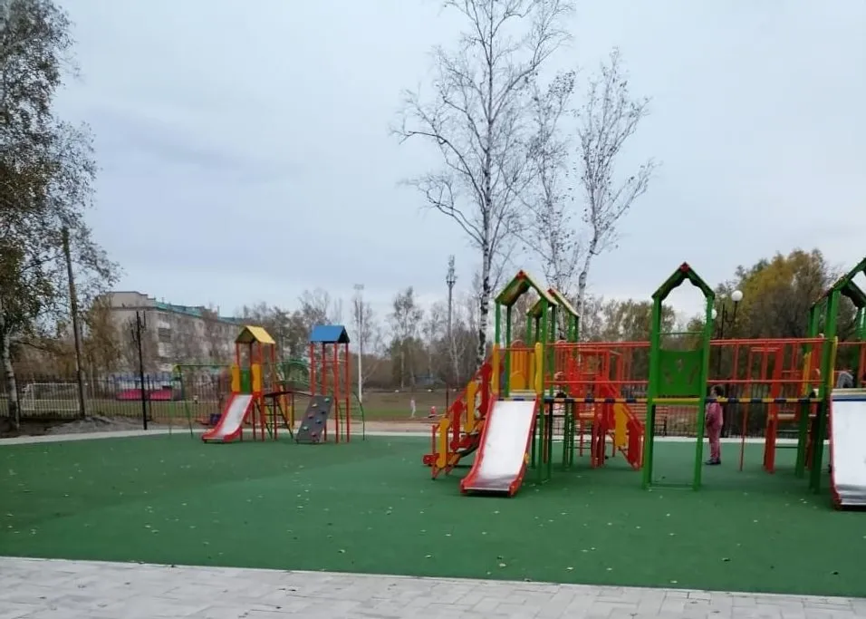 Детскую площадку на год раньше открыли в птг. Прогресс Амурской области