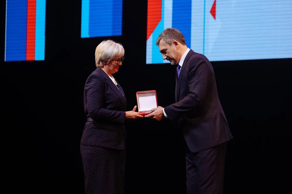 Лучших педагогов наградил губернатор Приамурья