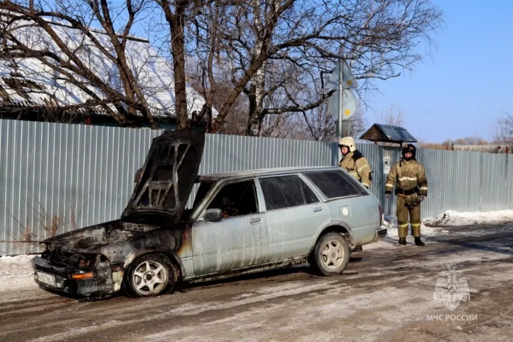 Сгорел автомобиль средь бела дня в Биробиджане