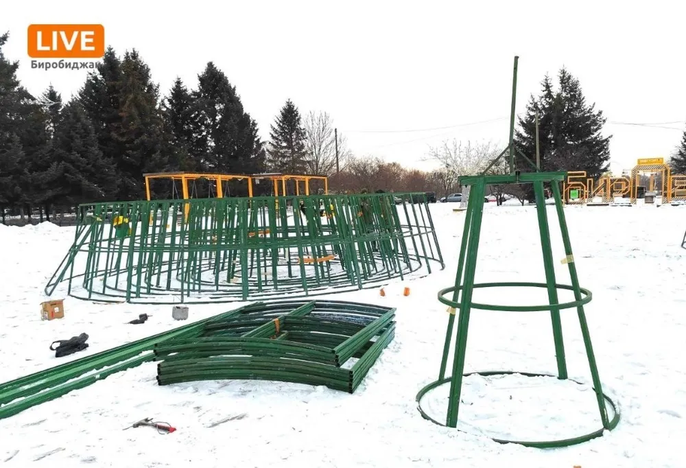 Новогоднюю ель начали собирать в центре Биробиджана