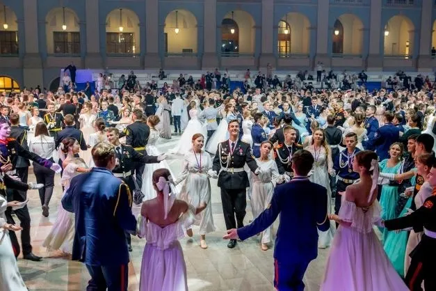 Дети из Биробиджана побывали на Международном кадетском балу в Москве