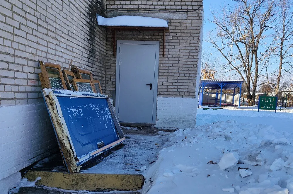 Попросили губернатора помочь с заменой окон в детсаду и школе жители ЕАО