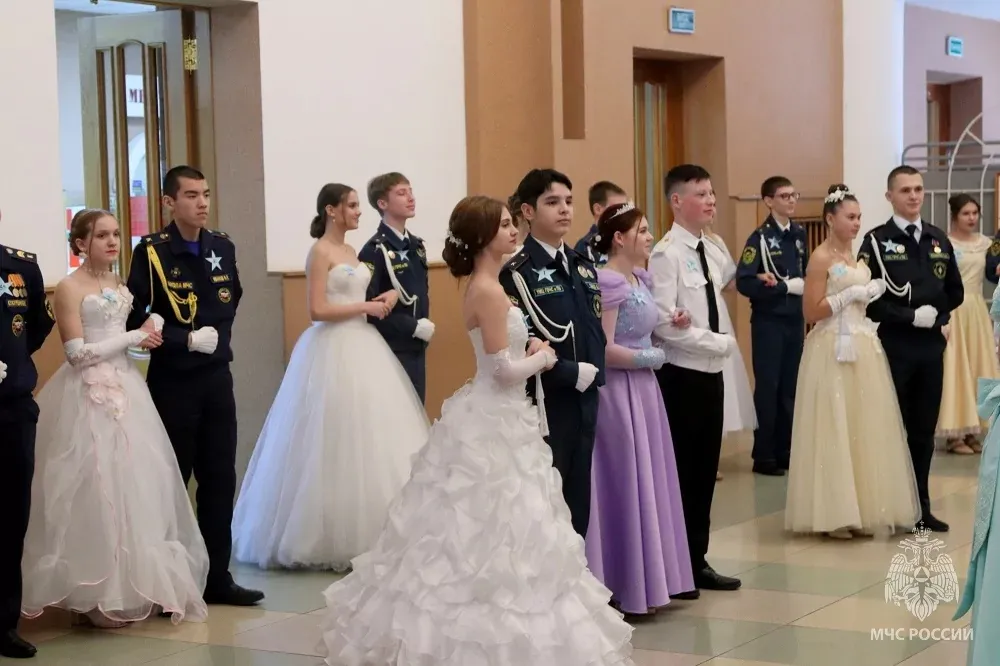 В поддержку российских военных выступили кадеты-спасатели из ЕАО