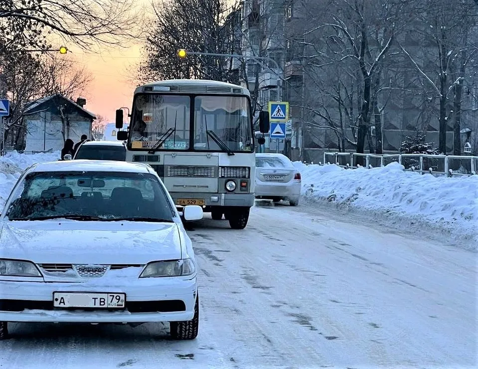 Битьем стекол закончился конфликт водителей автобусов в Биробиджане