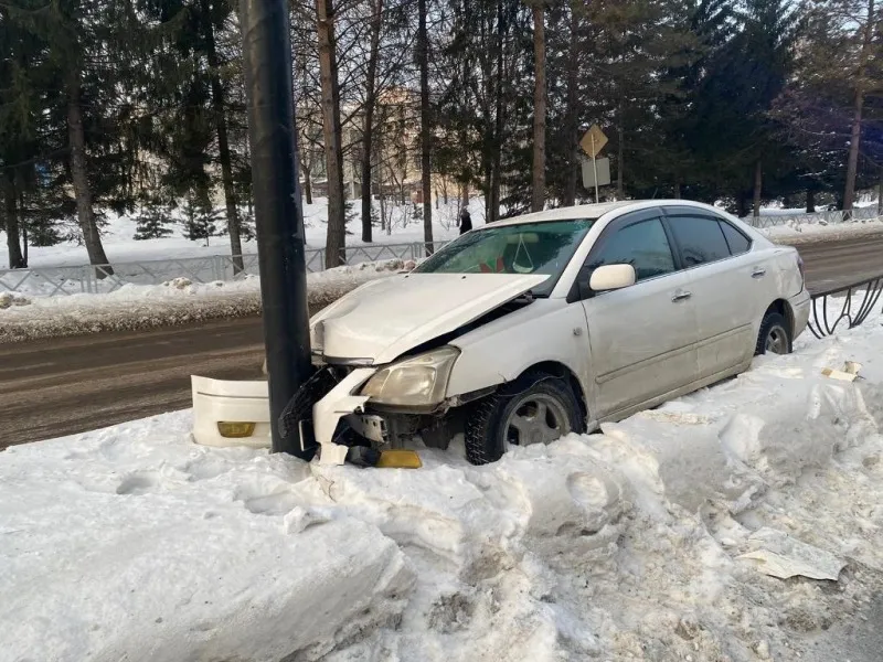 Врезался в столб и сломал ограждение водитель в Биробиджане
