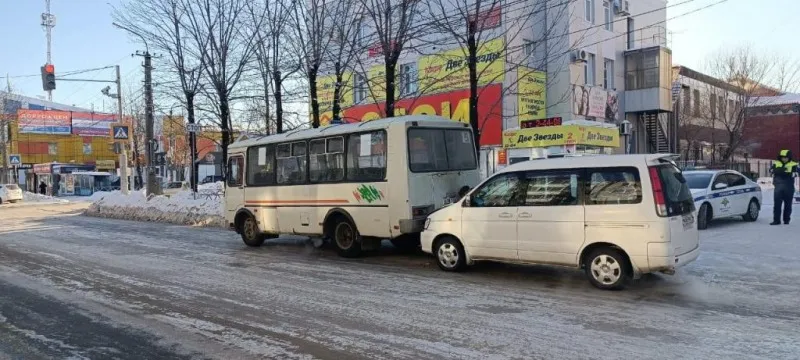 Пассажирский автобус попал в ДТП в Биробиджане