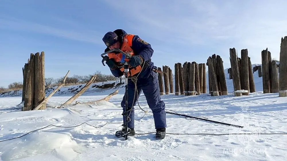 Ушедшего под лёд мужчину несколько дней с камерами искали в ЕАО