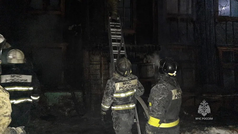 Эвакуировали 9 человек и вынесли 5 газовых баллонов: деревянный дом загорелся в Хабаровске