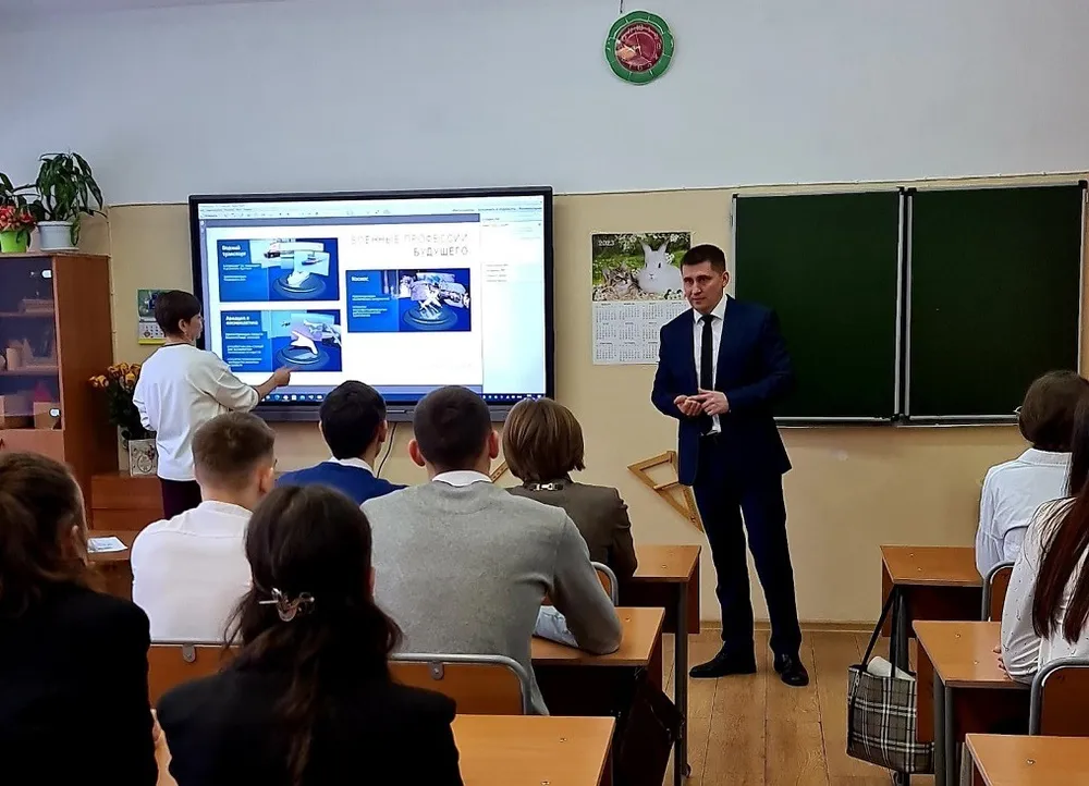 Мэр Биробиджана провёл урок в одной из школ города