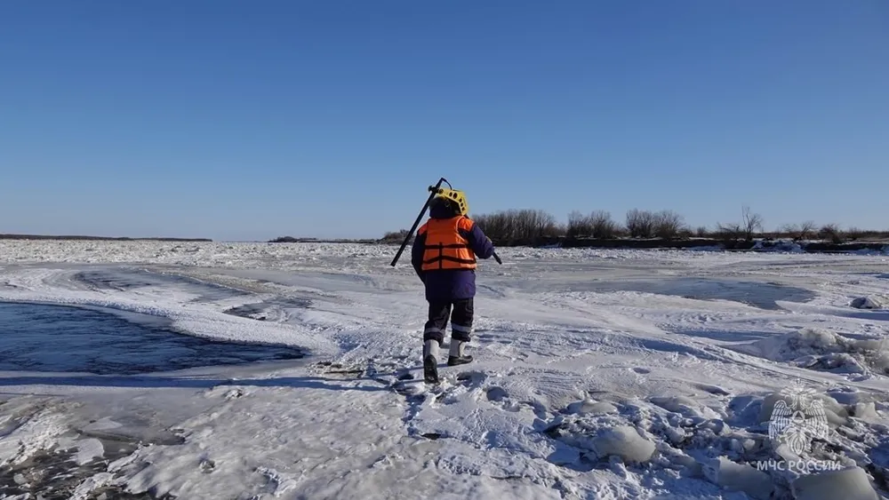 Поиск рыбаков не прекращается службами в Хабаровском районе