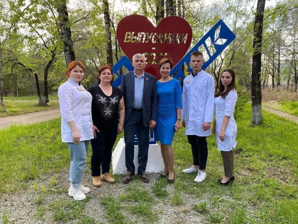 Поздравил с Днём фельдшера специалистов из ЕАО Александр Петров