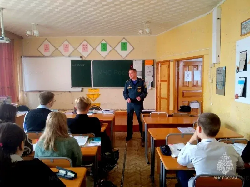 Как спасаться при провале под лед рассказали школьникам в ЕАО