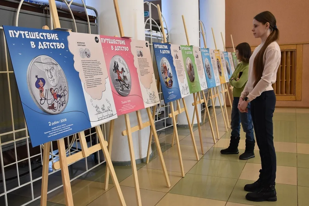 Уникальная фотовыставка памятных монет открылась в Биробиджане