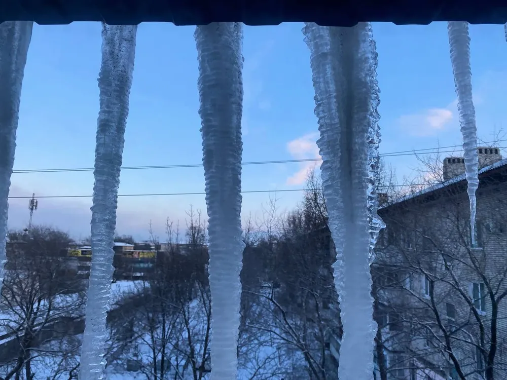 Угроза повисла над ЕАО: спасатели предупреждают об опасности сосулек