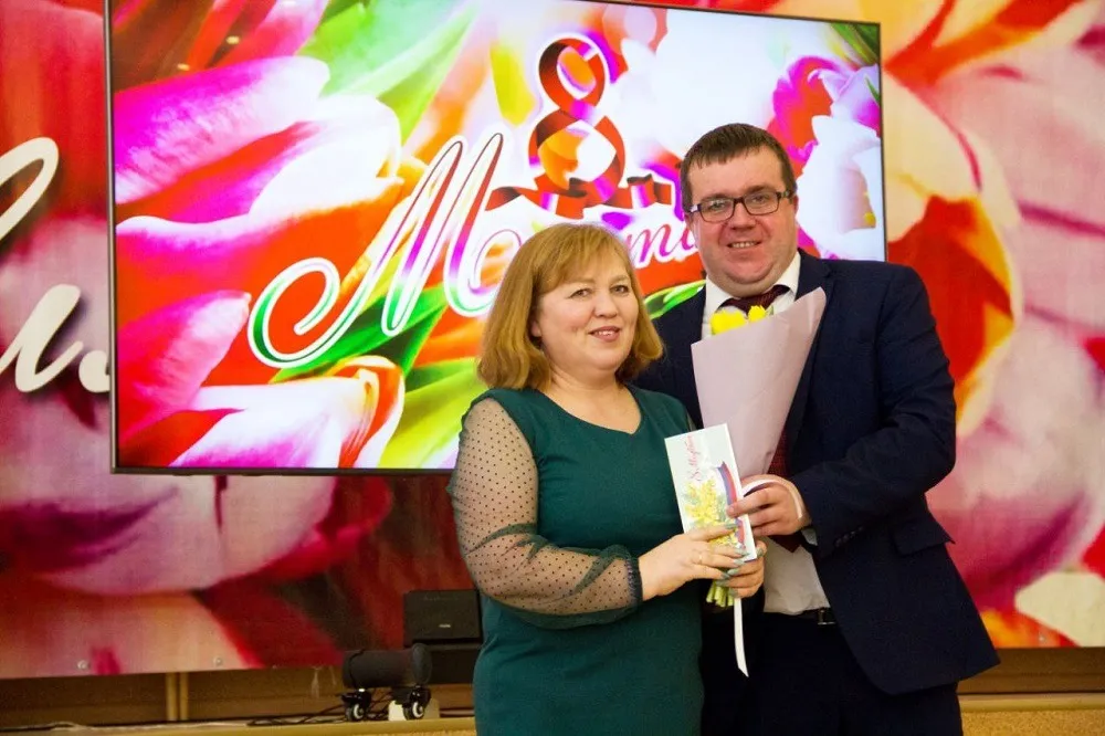 Поздравил с 8 марта педагогов глава Ленинского района ЕАО