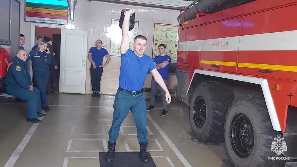 Сильнейшего гиревика среди пожарных определили в ЕАО