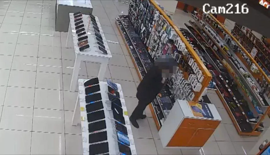 Менял на спиртное: пенсионер обокрал магазин электроники в Биробиджане