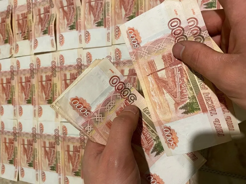 Фальшивку номиналом 
 5000 рублей обнаружили в биробиджанском банке
