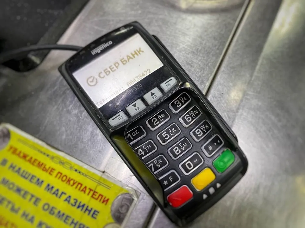 Потратил чужие деньги с забытой на терминале карты молодой биробиджанец
