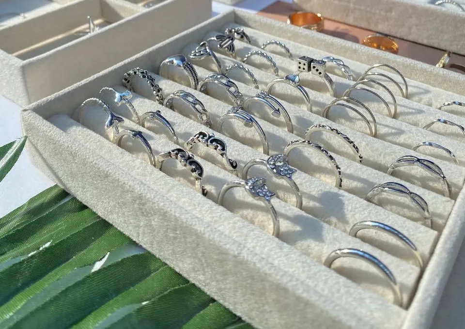 Выбросила золото и заменила изделиями с позолотой сотрудница ювелирного в Хабаровске