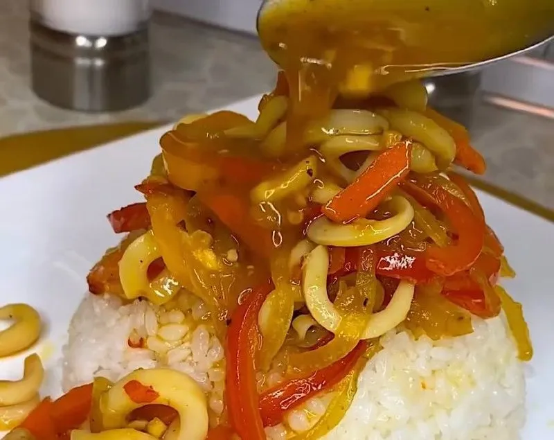 Яркое блюдо с кальмаром - рецепт на выходные