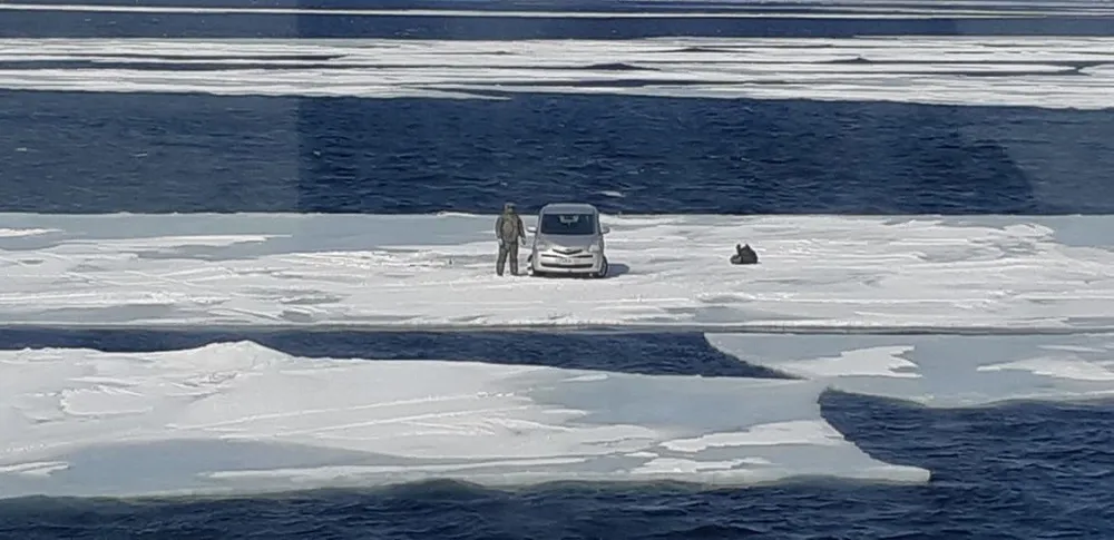 На отколовшейся льдине оказался рыбак с авто в Хабаровском крае