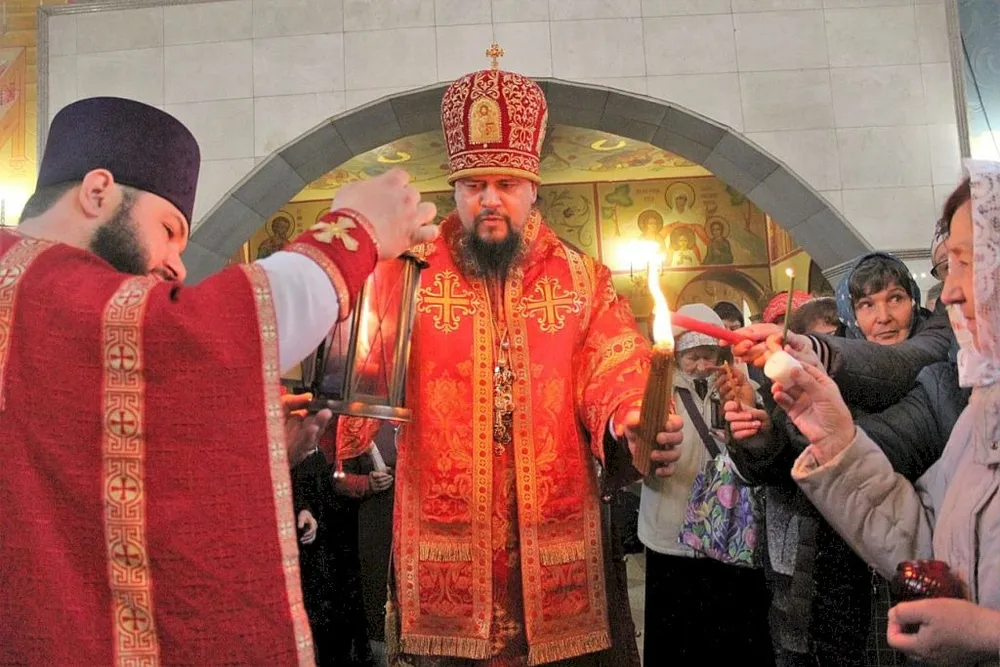 Благодатный огонь от Гроба Господня прибыл в Биробиджан