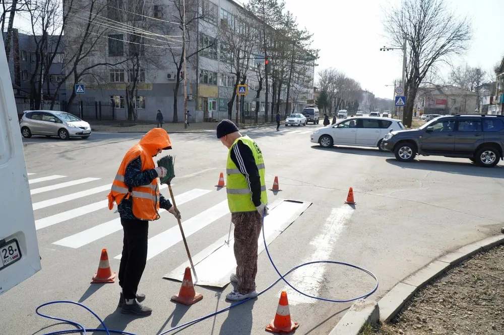 К обновлению дорожной разметки приступили специалисты в Биробиджане
