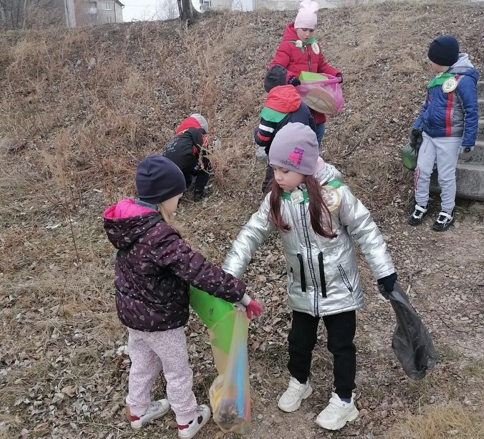 Дошколята провели субботник в Биробиджане