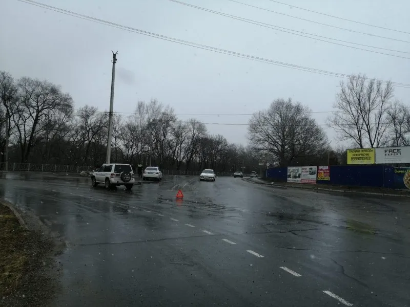 Устроил ДТП при выезде с кругового перекрестка водитель в Биробиджане