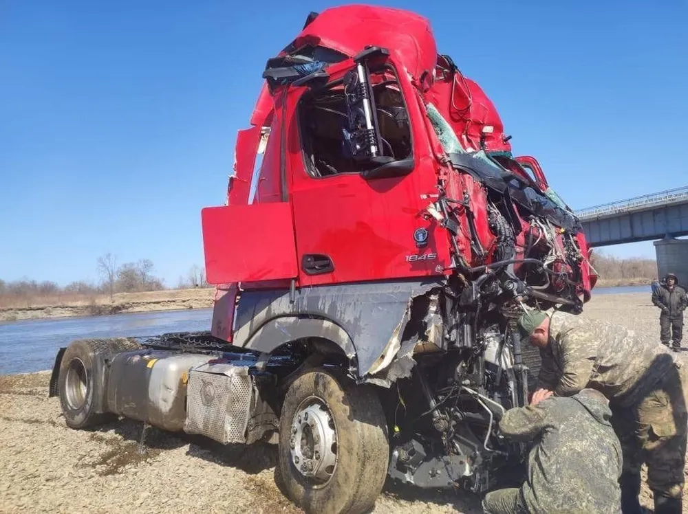Шокирующие кадры автоаварии со смертельным исходом опубликовало ОМВД Хабаровского края