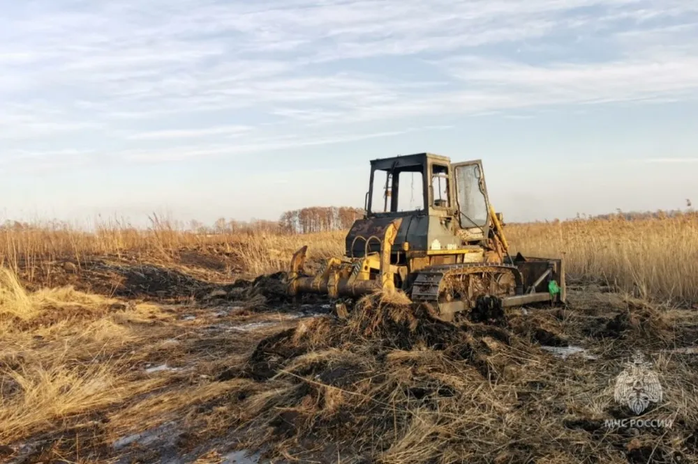 Сгорел бульдозер в результате пала сухой травы в ЕАО